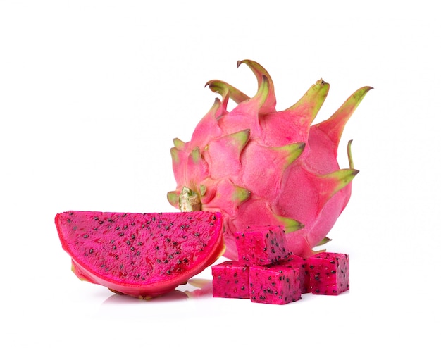 Dragon Fruit isolato su spazio bianco.