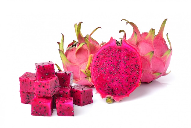 Dragon Fruit isolato su spazio bianco.