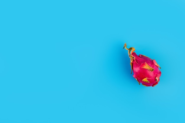 Dragon fruit o pitaya su sfondo blu come elemento di design del pacchetto Banner di carta da parati Pitahaya