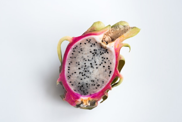 Dragon Fruit su fondo bianco