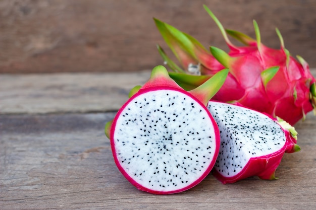 Dragon Fruit sulla vecchia tavola di legno