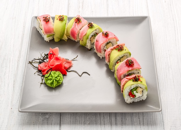 Dragon roll sushi, tonno, salmone, uova di pesce,