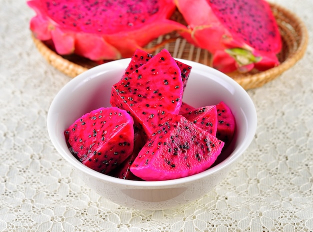 Dragonfruit rosso sulla ciotola bianca