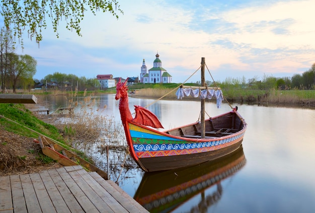 Drakkar turistico sul fiume