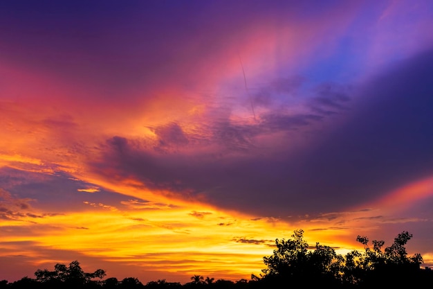 Drammatica formazione di nubi monsoniche colorate nel cielo durante il tramonto