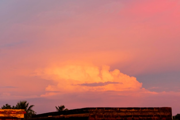 Drammatica formazione di nubi monsoniche colorate nel cielo durante il tramonto