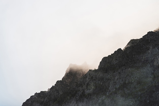 Drammatica fosca nebbia tra gigantesche montagne rocciose