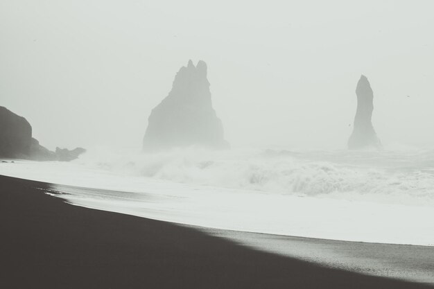 Drammatica spiaggia di Reynisfjara foto monocromatica del paesaggio