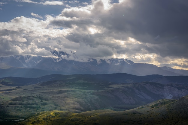 Drammatiche nuvole scure nelle montagne prima della tempesta, sfondo naturale epico.