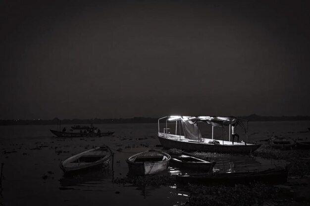 Drammatico ambiente in bianco e nero della barca sul mare