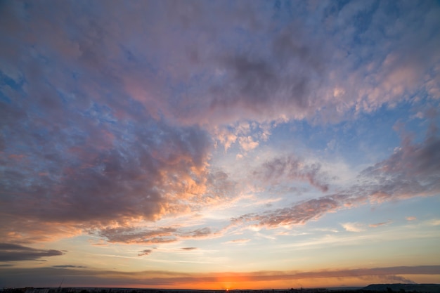 Drammatico cielo al tramonto con nuvole arancioni.