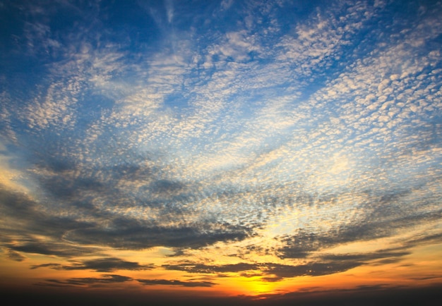 Drammatico cielo al tramonto con nuvole