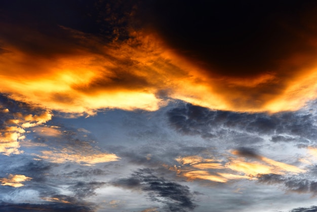 Drammatico cielo al tramonto o all'alba colorato di rosso e arancione cielo sopra e nuvola bella multicolore ardente