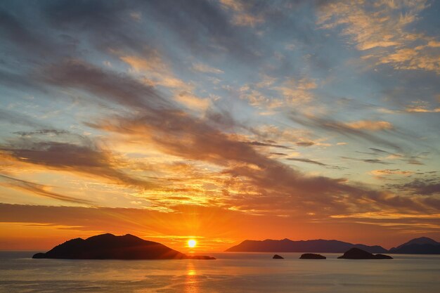 Drammatico cielo al tramonto sulle isole del Mar Egeo luce del sole nella fotocamera Idea per lo sfondo o lo sfondo Tramonto mozzafiato sul tempo delle vacanze al mare