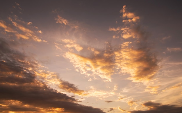 Drammatico cielo al tramonto