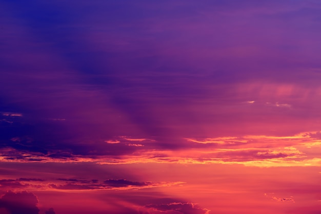 Drammatico cielo panoramico al tramonto