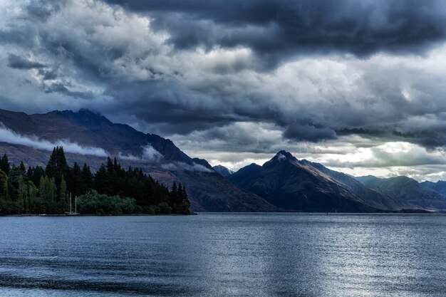 Drammatico cielo serale sopra le montagne e il lago Wakatipu in Nuova Zelanda