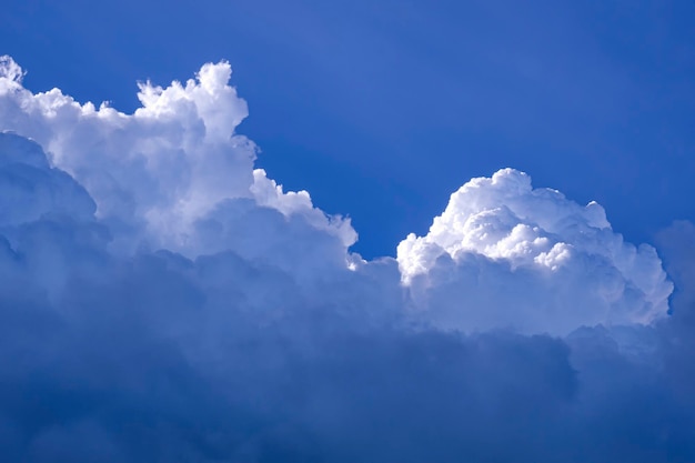 Drammatico Nimbostratus blu chiaro e scuro con nuvole bianche di cumulonembi su sfondo blu cielo