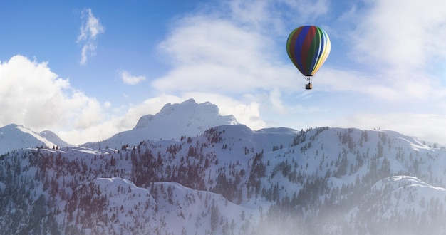 Drammatico paesaggio di montagna coperto di nuvole e volo in mongolfiera