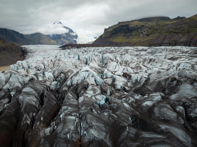 Drammatico paesaggio islandese di lingua glaciale che spruzza fuori dalla calotta glaciale con una parete glaciale nel