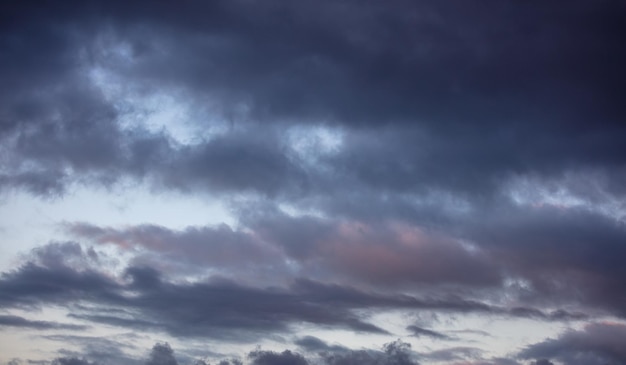 Drammatico paesaggio nuvoloso di alba magica sopra il cielo nuvoloso di colore grigio blu