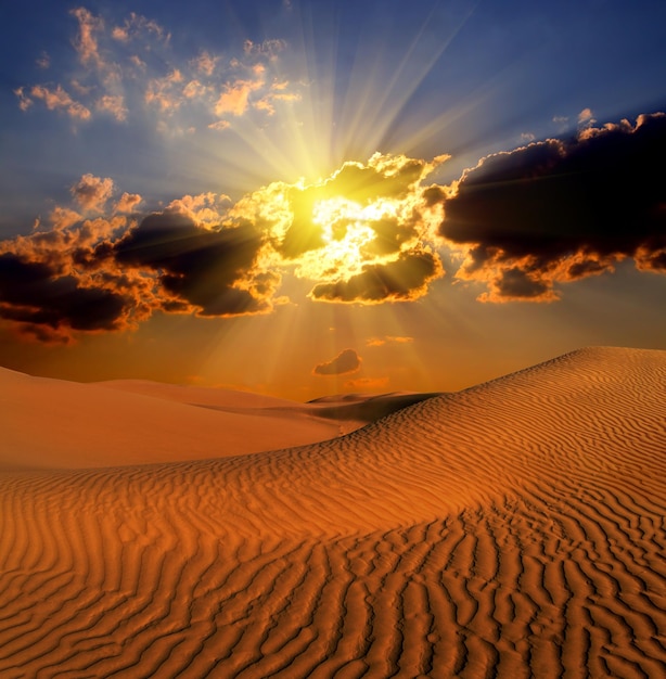 Drammatico paesaggio suset nel deserto