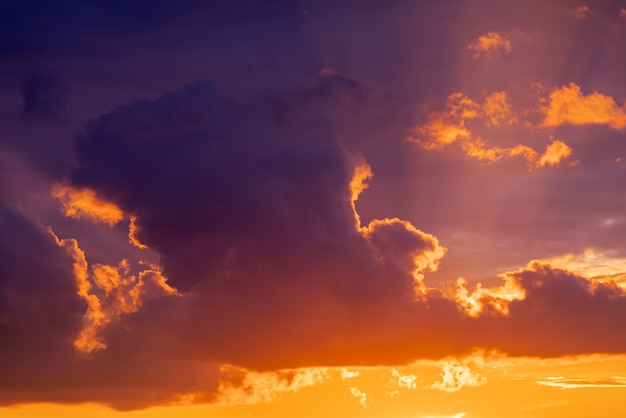 Drammatico panorama del cielo al tramonto con superficie di nuvole colorate in fiamme.