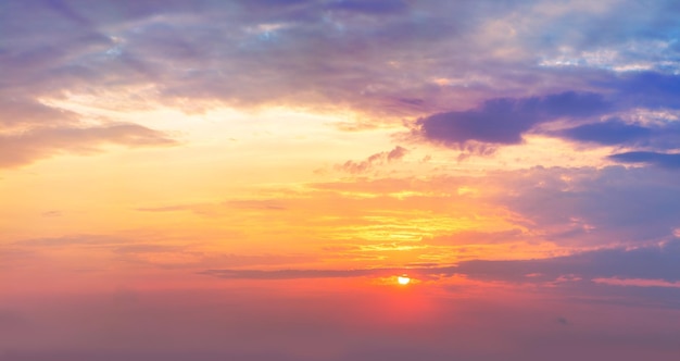 Drammatico sfondo del cielo al tramonto dell'alba con dolci nuvole colorate senza uccelli Panoramica