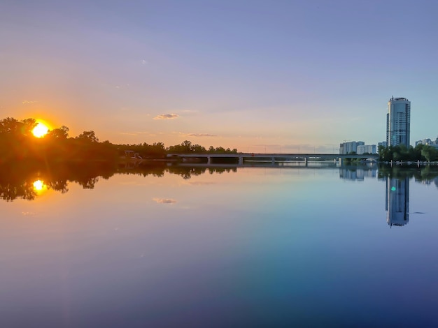 Drammatico tramonto colorato sul fiume Dnipro a Kiev in Ucraina Il suo