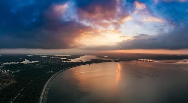 Drammatico tramonto colorato sul mare di Kiev a Vyshgorod, Ucraina, sfondo di viaggio. Grande panorama dal drone