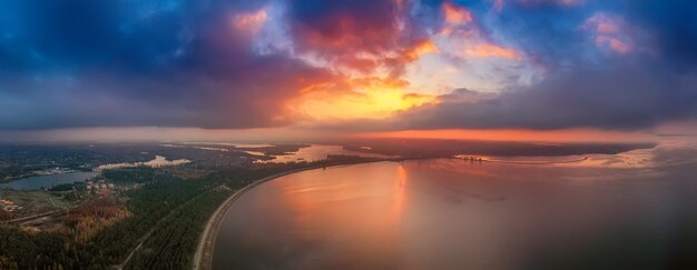 Drammatico tramonto colorato sul mare di Kiev a Vyshgorod, Ucraina, sfondo di viaggio. Grande panorama dal drone