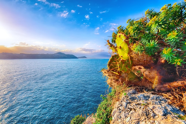 Drammatico tramonto primaverile sul panorama di Capo Milazzo