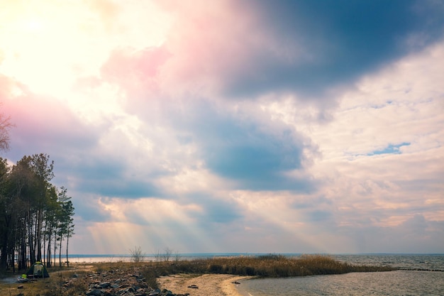 Drammatico tramonto sul mare Paesaggio naturale con un drammatico cielo serale