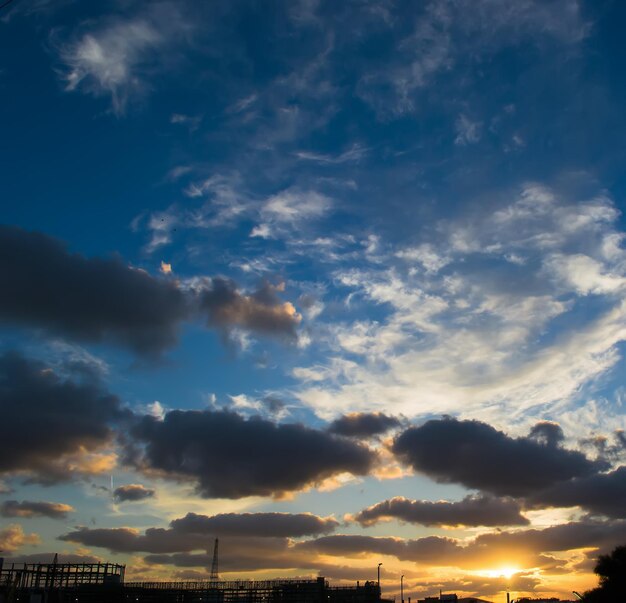 Drammatico tramonto sulla città