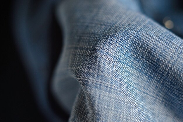 Drappeggio di jeans in blu. Avvicinamento