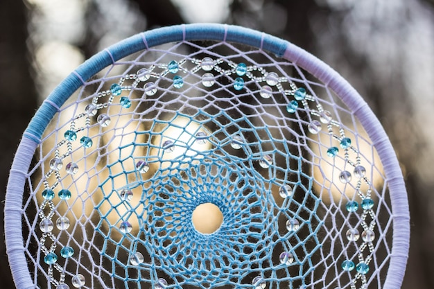 Dreamcatcher fatto di piume, pelle, perline e corde