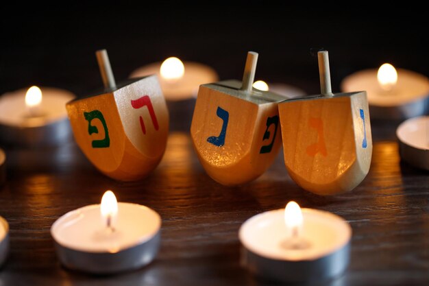 Dreidel è un top a quattro lati con cui secondo la tradizione i bambini giocano durante la festa ebraica di Hanukkah La lettera ebraica è scritta su ogni sfaccettatura del dreidl nun gimel hey e pei