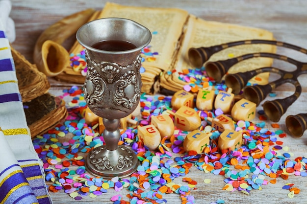 Dreidel in legno per Hanukkah durante la festa ebraica con menorah