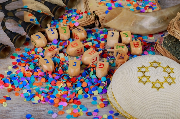 Dreidels di legno di Chanukah su una superficie di legno.