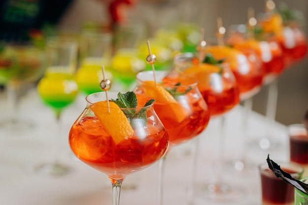 Drink di benvenuto con bicchieri da cocktail e bevande alcoliche ad un evento a un matrimonio