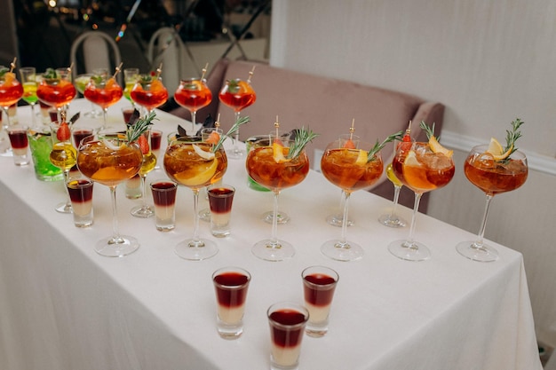 Drink di benvenuto con bicchieri da cocktail e bevande alcoliche ad un evento a un matrimonio