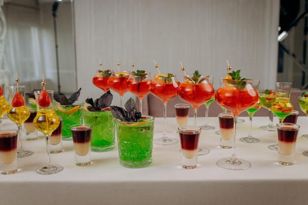 Drink di benvenuto con bicchieri da cocktail e bevande alcoliche ad un evento a un matrimonio