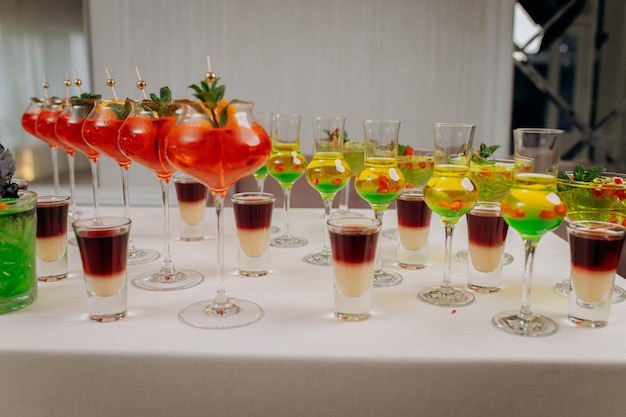 Drink di benvenuto con bicchieri da cocktail e bevande alcoliche ad un evento a un matrimonio