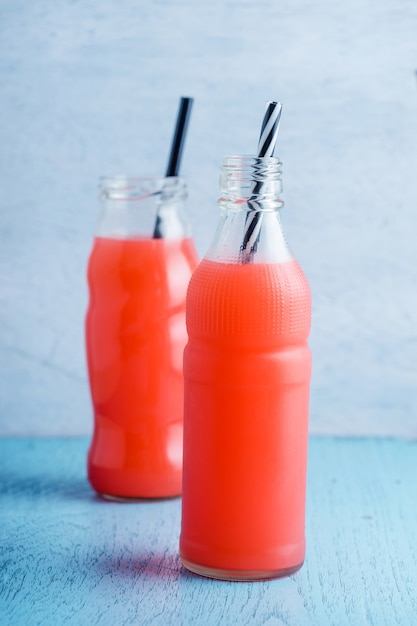 drink estivo con succo di frutta in bottiglia