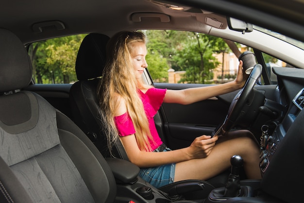 Driver con smartphone in auto