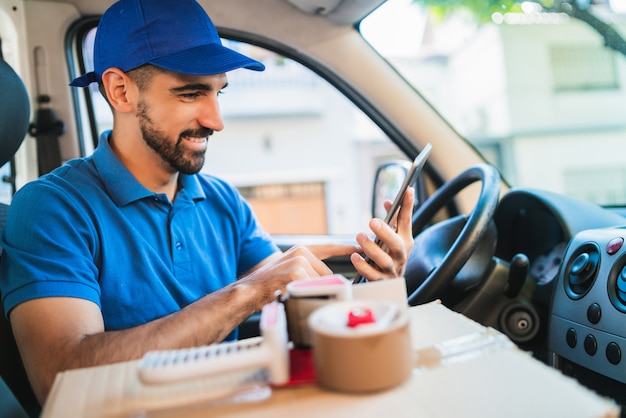 Driver del fattorino che per mezzo della compressa digitale.