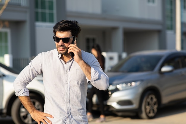 Driver della donna caucasica che fa telefonata all'agente di assicurazione dopo incidente stradale. Incidente. Assicurazione auto un concetto di assicurazione contro i danni.