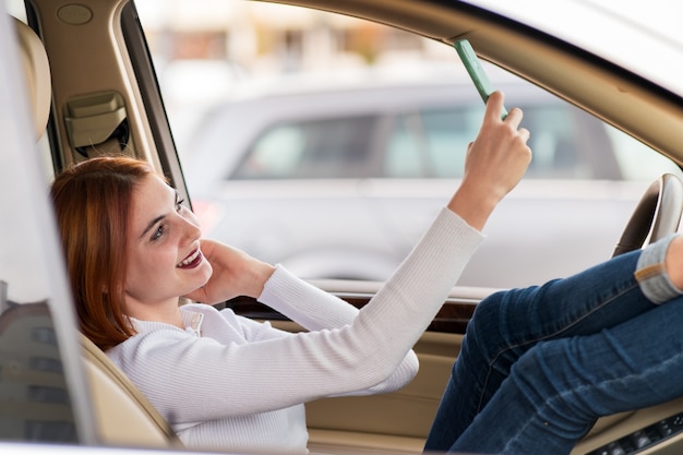 Driver della giovane donna che cattura i selfie