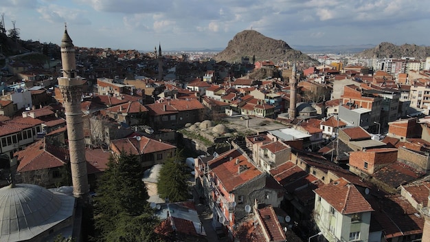 Drone aereo girato vista dall'alto moschea ottomana musulmana islamica l'edificio storico anatolico afyo