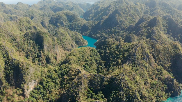 Drone aereo lago kayangan con acqua blu sull'isola tropicale lago coron nelle montagne coperto wi